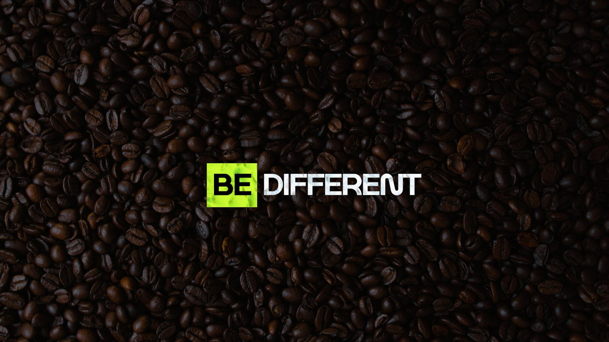 Logotipo Be Diferente sobre grãos de café